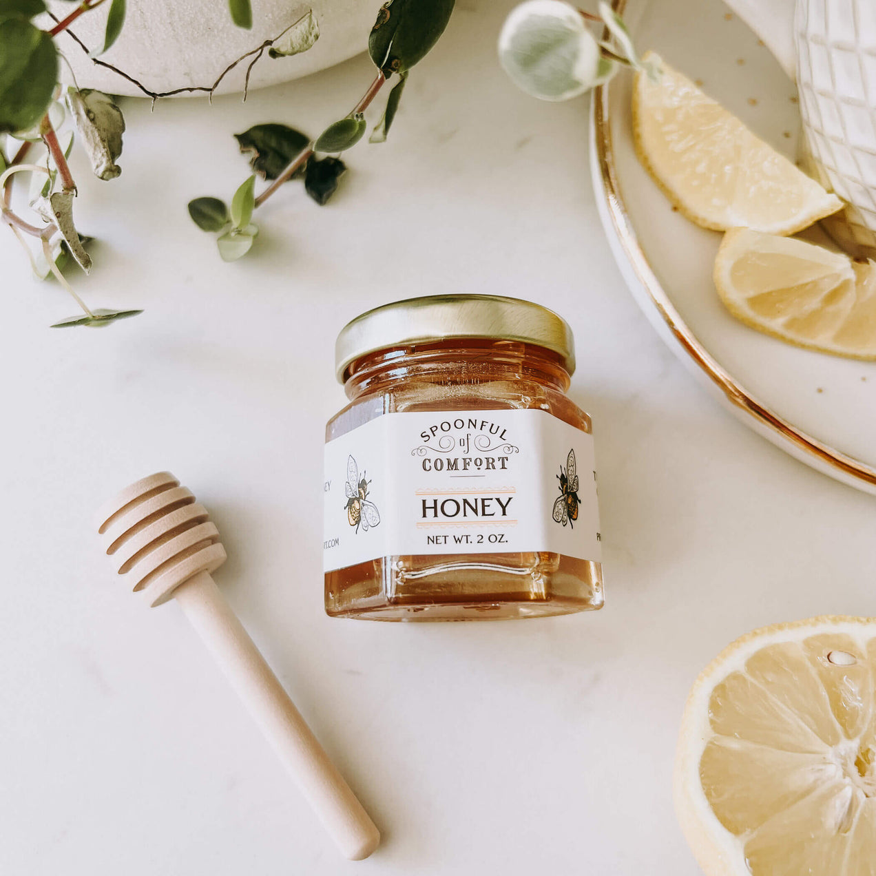 Raw honey & dipper product photo